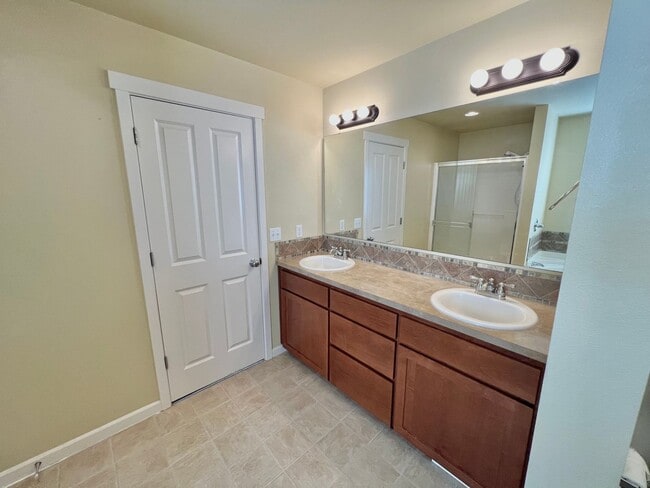 Building Photo - MOVE IN READY: 4bd 2.5ba 2,086 sq ft
