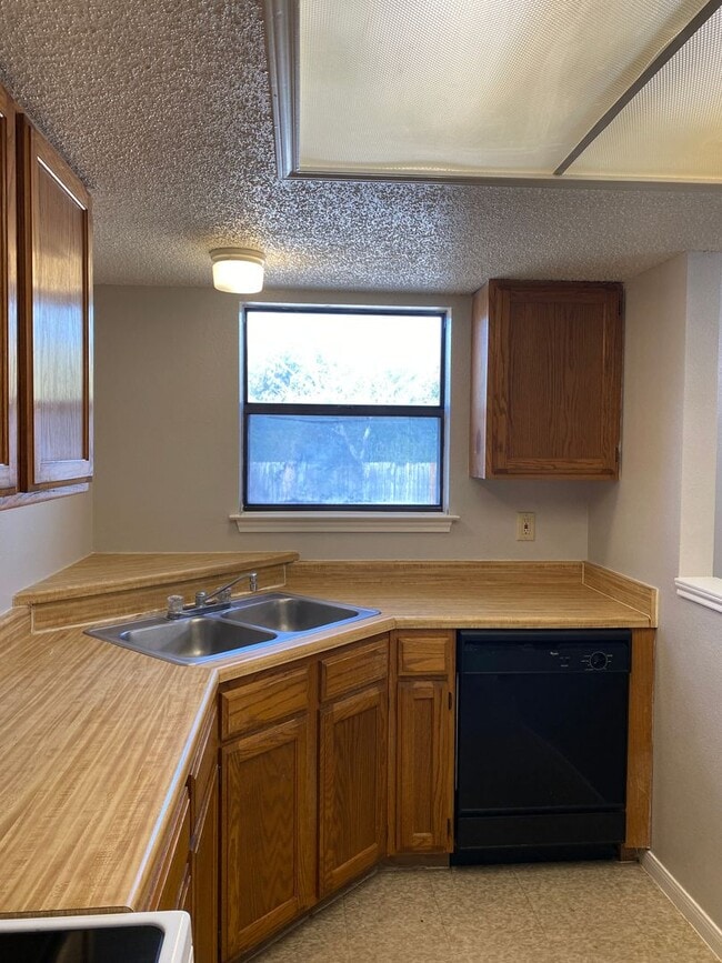Building Photo - 6322 Queens Castle Dr