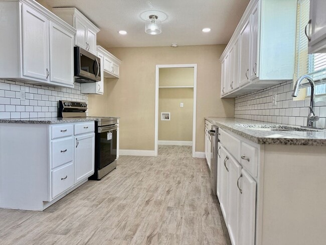 Building Photo - House For Rent