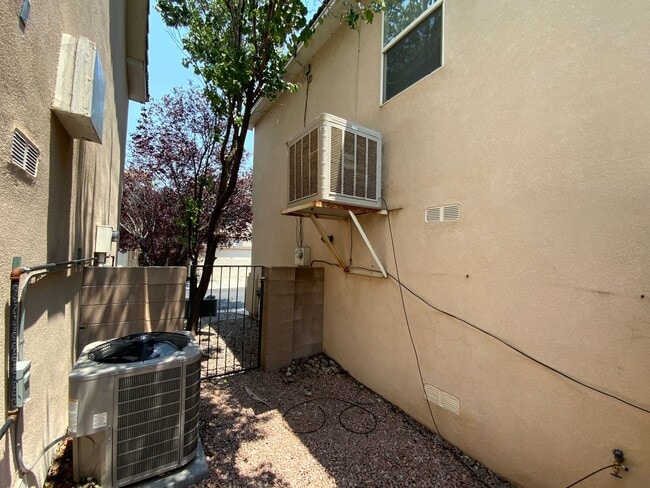 Building Photo - 3 Bedroom Home Available In Gated Communit...