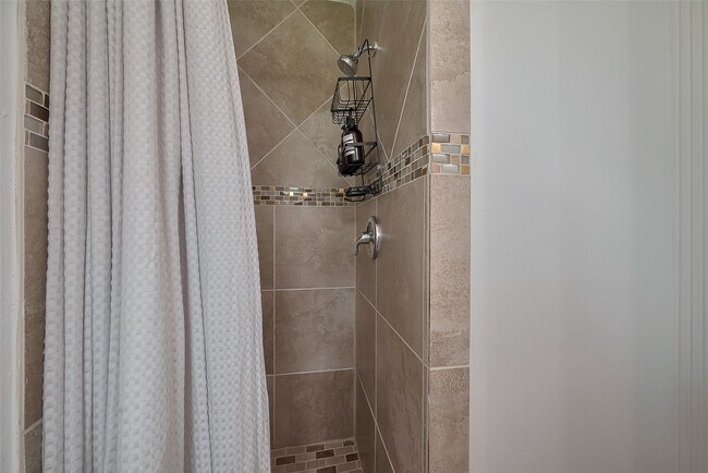 Building Photo - 8057 Ridgeview Dr
