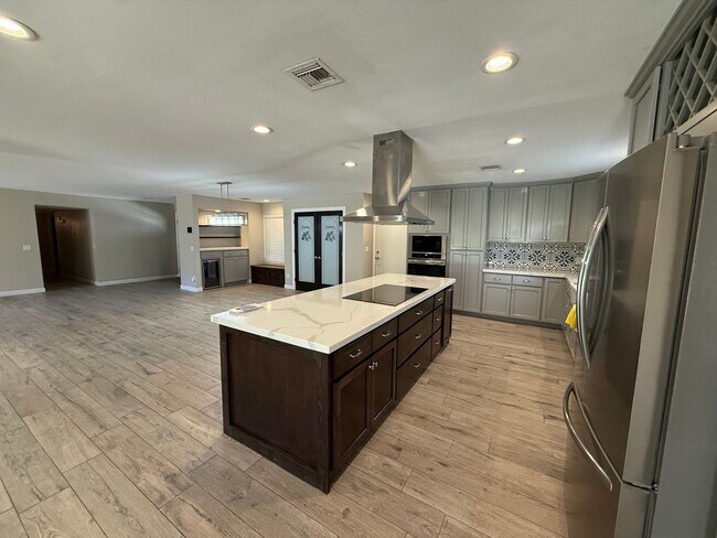 Building Photo - Luxury 4 Bedroom in Country Estates