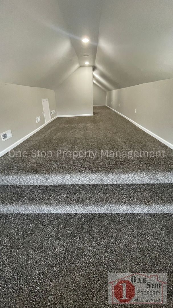 Building Photo - 3 Bedroom 1.5 Bathroom home in Kansas City!