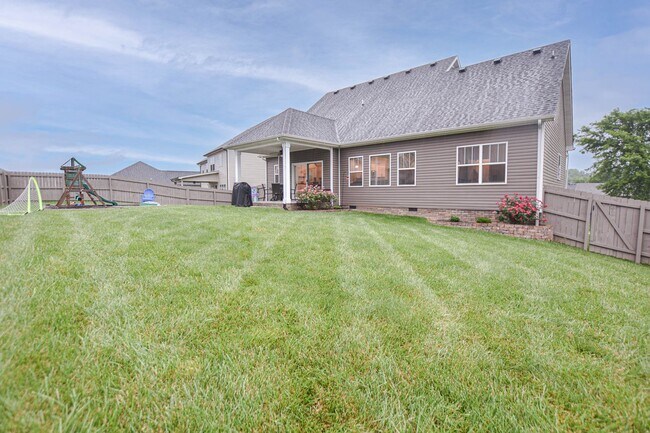 Building Photo - Pet Friendly Three Bedroom with Bonus in S...