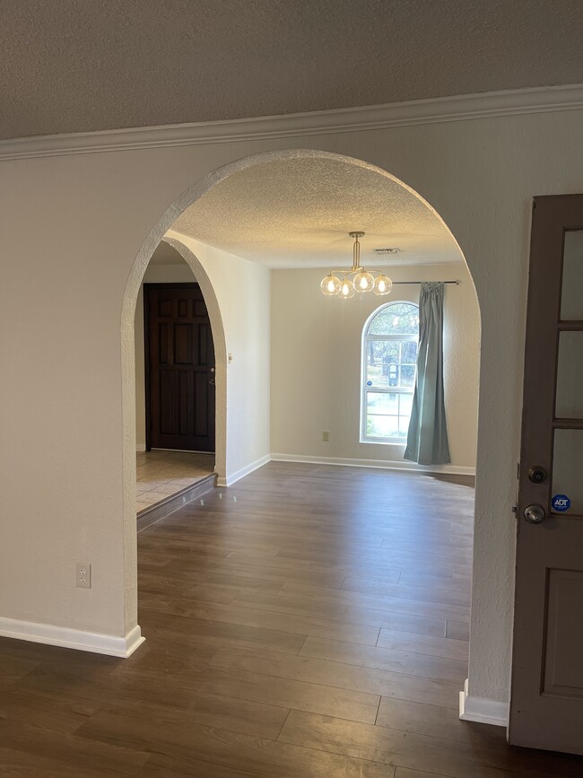 Building Photo - 604 Kees Cir