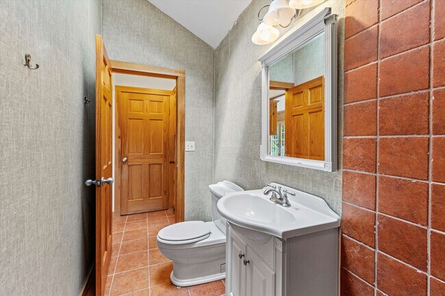 Building Photo - 35 Oakmont Dr