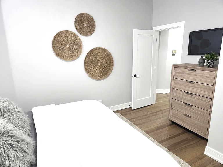 Building Photo - 3844 N Wilton Ave