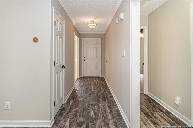 Building Photo - 402 Roundtree Dr
