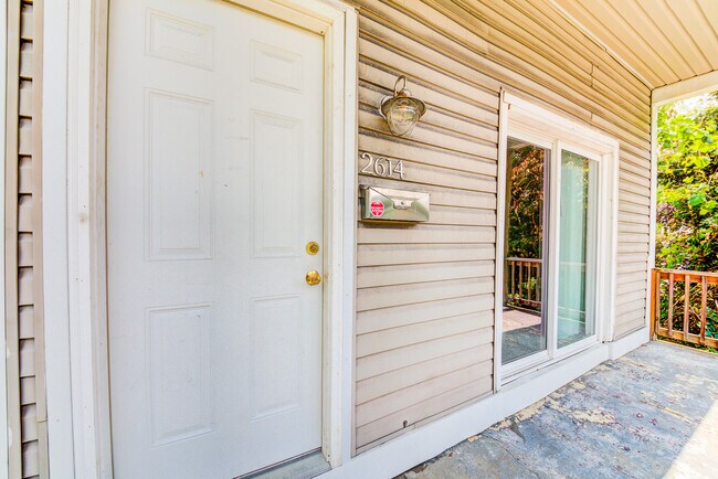 Building Photo - Available August 2024 - 3 Bedroom Home w/ ...