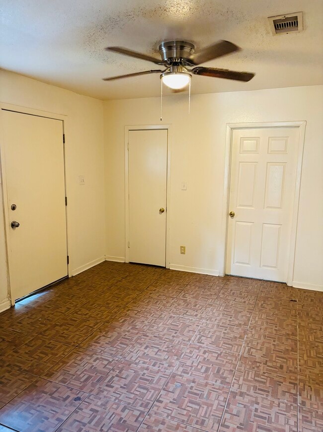 Building Photo - 10449 Wicklowe St