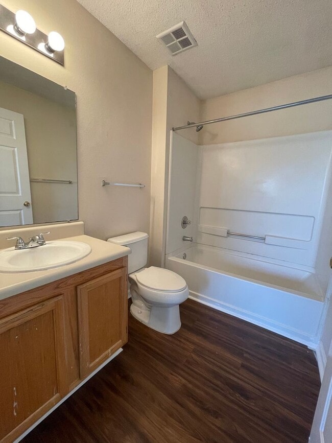 Building Photo - Cozy 2B/2B Unfurnished Condo near Beach in...