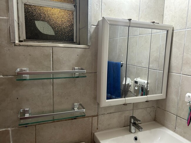 Newly Remodelled Bathroom 03 - 1380 Seaview