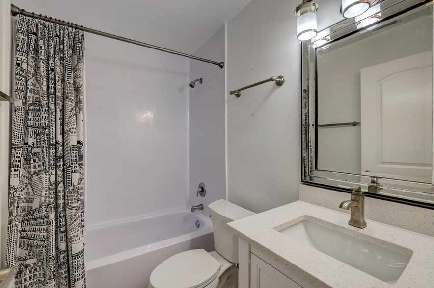 Building Photo - 5770 SE Wilsie Dr