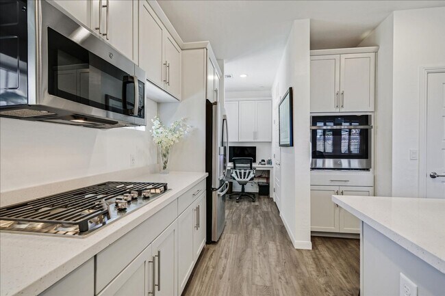 Building Photo - FULLY FURNISHED RENTAL