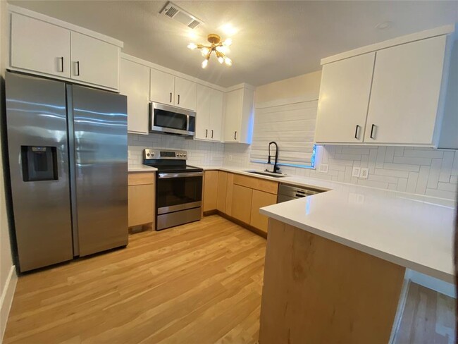 Building Photo - 6405 Shadow Valley Dr