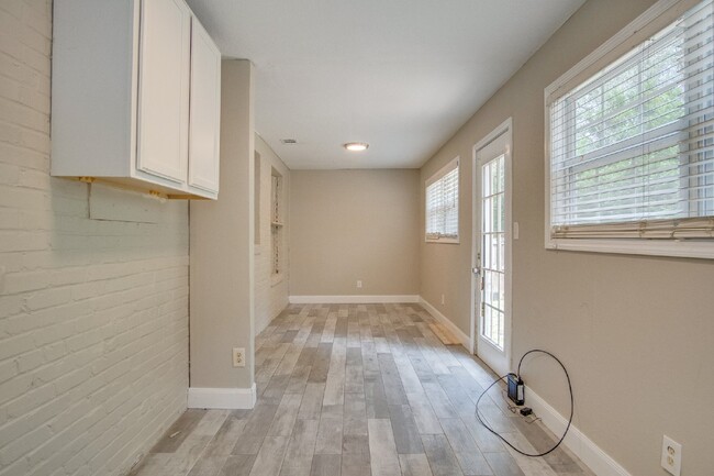 Building Photo - Beautifully Renovated 2BR in Navy Point - ...