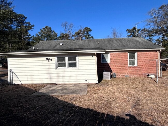 Building Photo - 557 Waterbury Dr