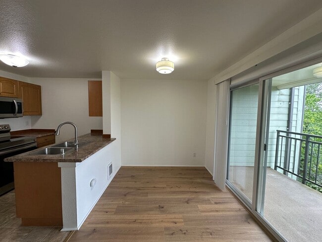 Building Photo - Sterling Heights Condo - Bellevue