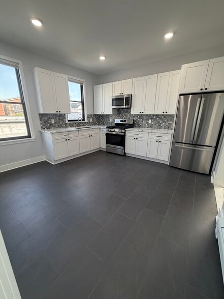 Building Photo - 6720 Kennedy Blvd W