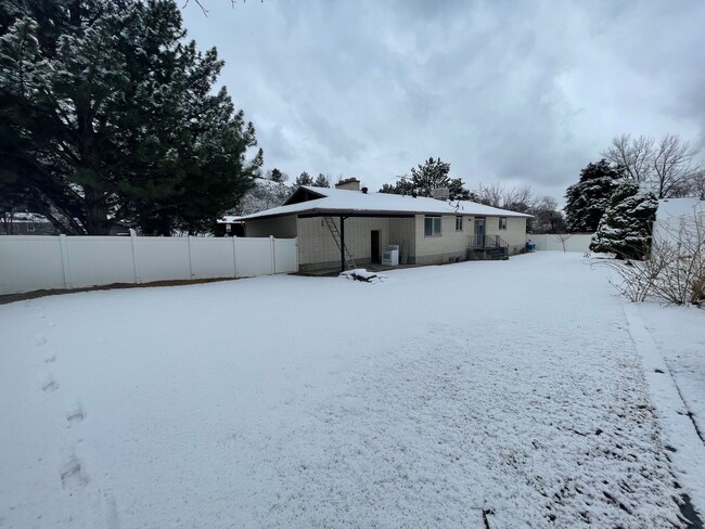 Building Photo - Spacious 5-Bedroom Home Near Little Cotton...