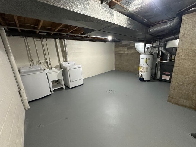 Building Photo - SPACIOUS TOWNHOME WITH FINISHED BASEMENT