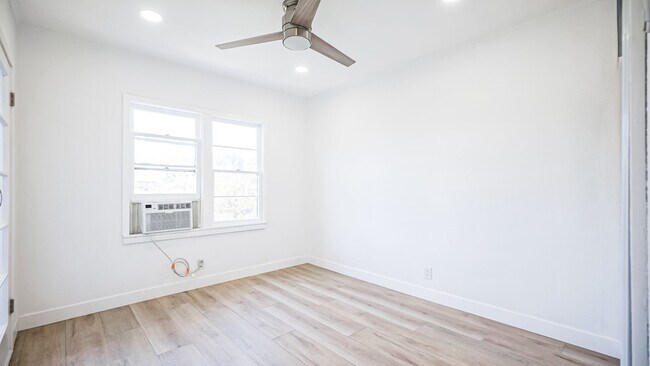 Building Photo - 2065-2067 1/2 Ivar