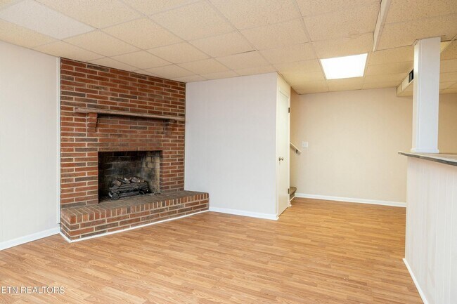 Building Photo - Maryville 37803 - 3 bedroom, 2 bath - call Jackie Mills 865-748-2851