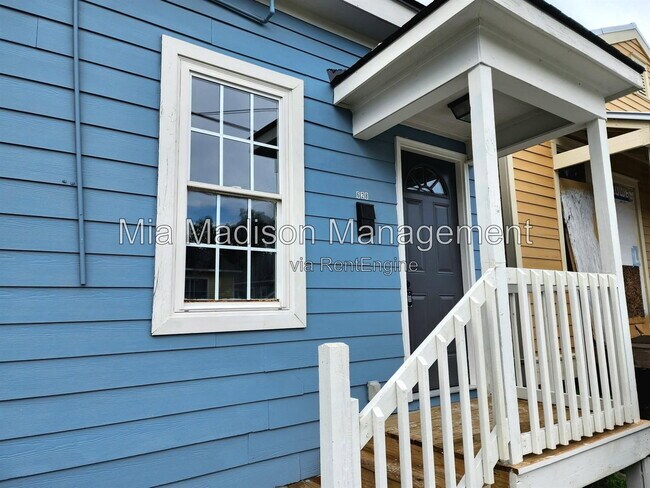 Building Photo - 628 W Anderson Ln