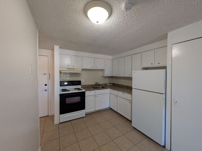 Building Photo - 2 Bed 2 Bath Condo Available NOW!