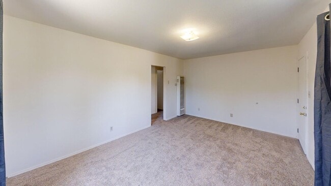 Building Photo - Charming 2 bedroom 1 bath on Large Lot!!