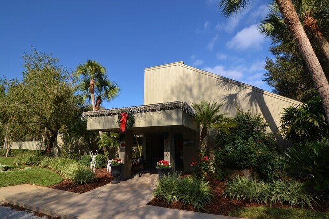 Building Photo - Lovely Winter Springs Condo ~ Vinyl Plank Flooring and Large Screened Patio!
