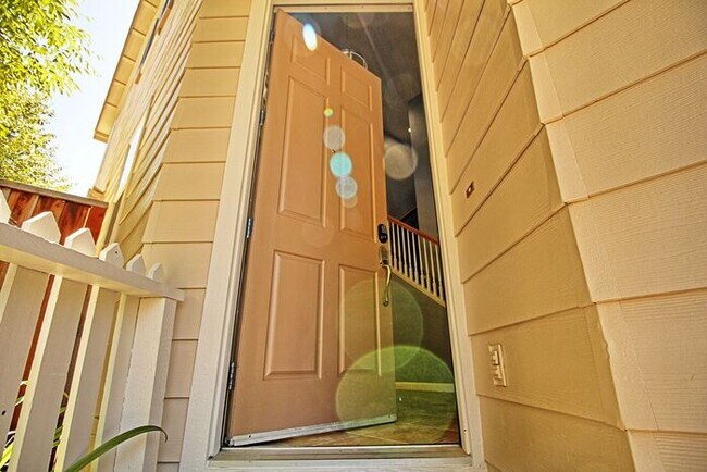 Building Photo - Lovely, Hidden Lake 4 bedroom, 2.5 bathroo...