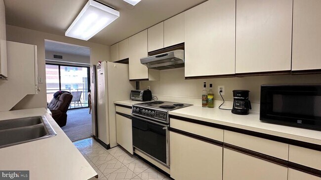 Building Photo - 1530 Key Blvd