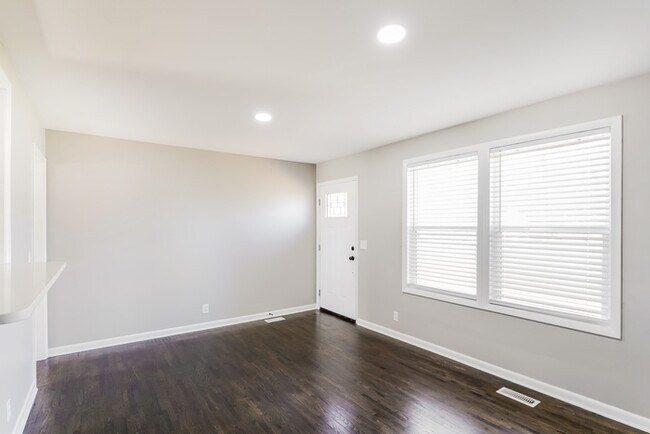 Building Photo - Charming 3-Bedroom Clarksville Home with Garage