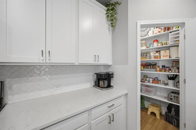 Building Photo - 904 View Dr