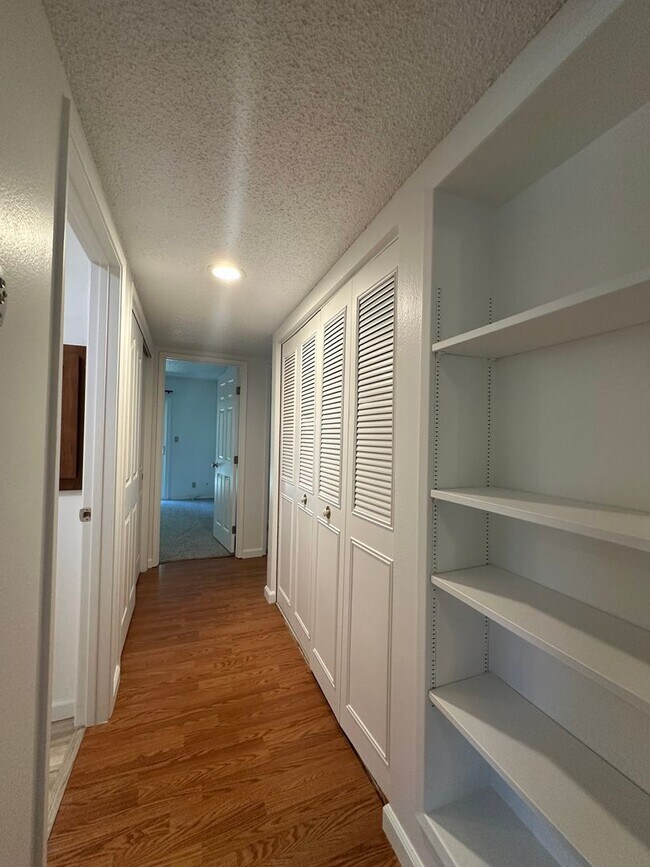 Building Photo - Two Bedroom in Great Location!