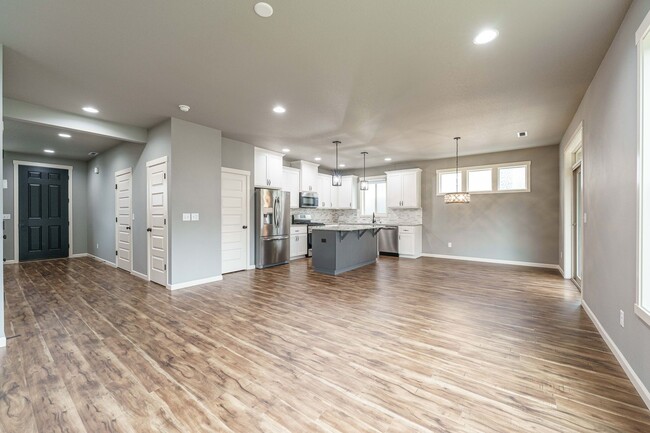 Building Photo - Stunning Salmon Creek Gem for Rent! - 3 Be...
