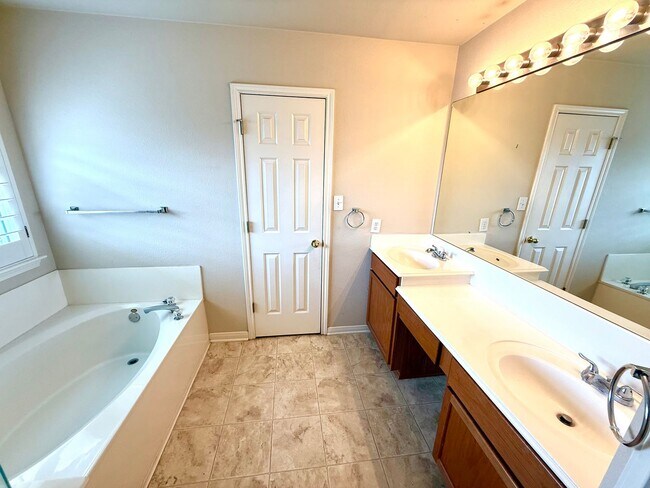 Building Photo - 842 Windhurst