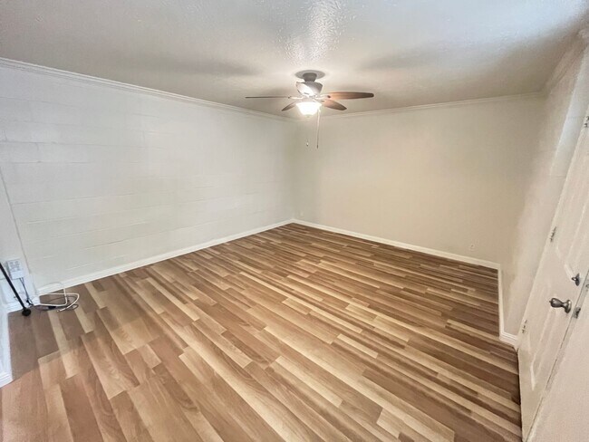 Building Photo - 2 Bed 1 Bath Basement Unit of Duplex House in Kalihi-Palama available now!