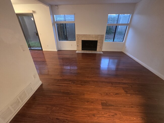 Building Photo - 140 E El Norte Pkwy