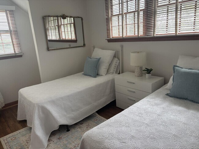 Building Photo - 5650 N Bayview Rd