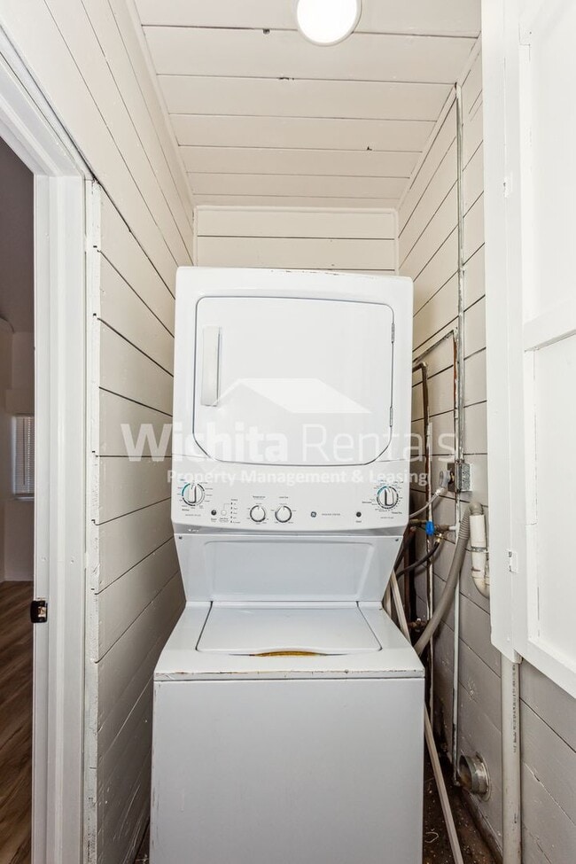 Building Photo - 3 bedroom 1 bath home - North Riverside