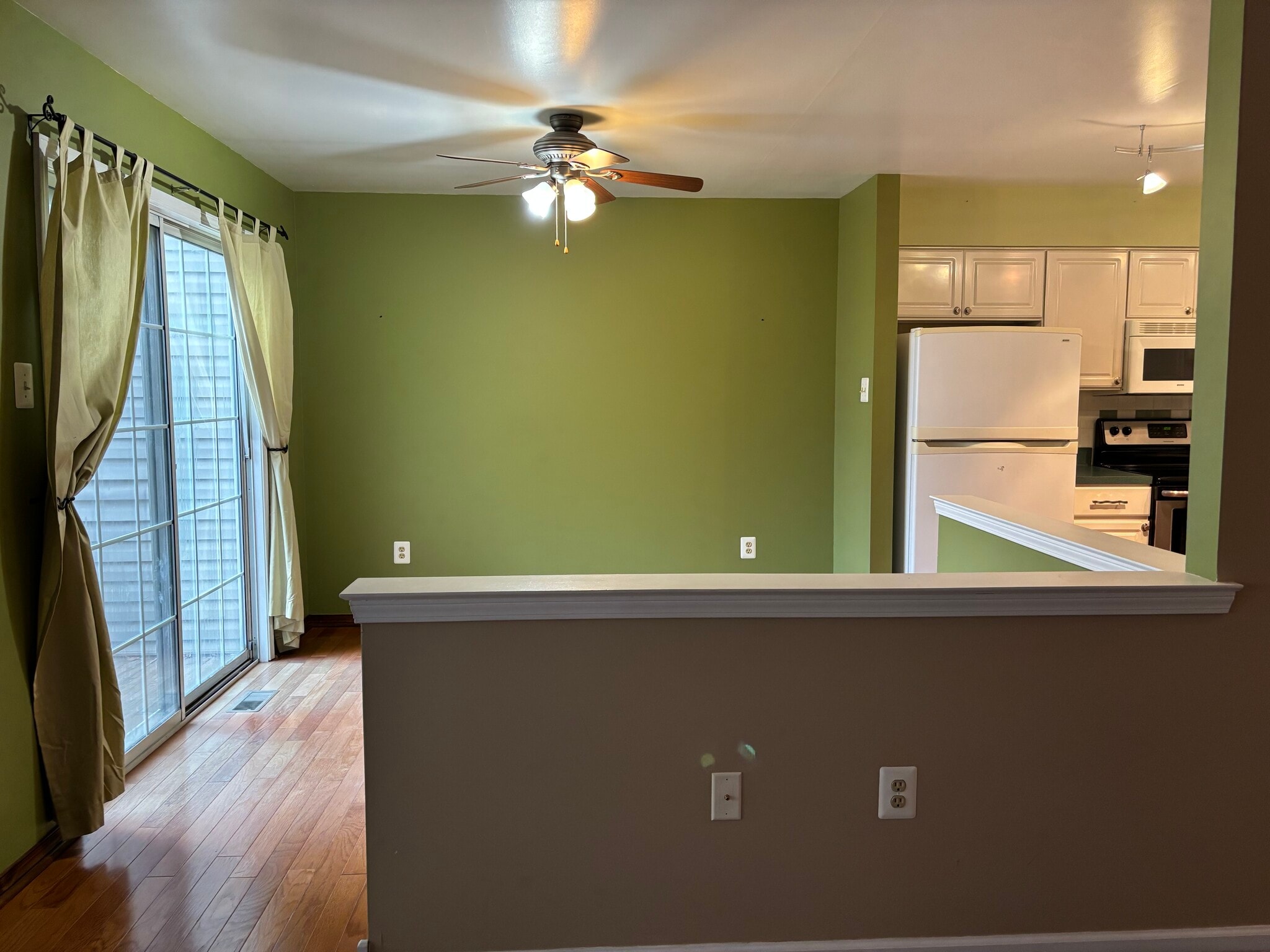 Building Photo - 637 Muhlenberg Dr