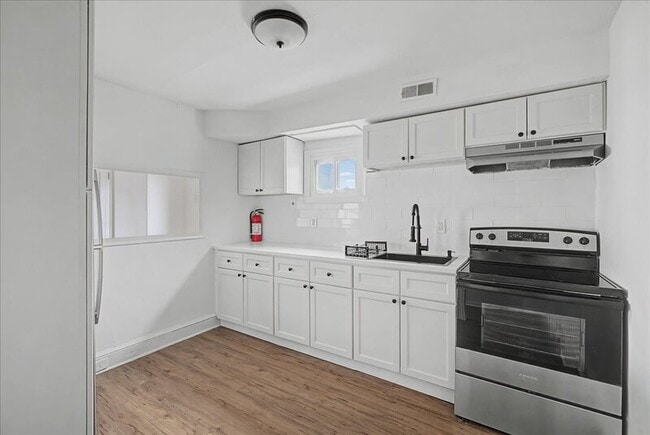 Building Photo - 206 N Broadway