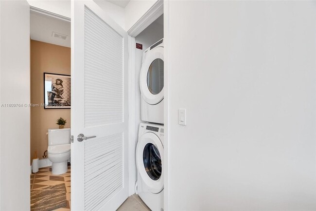 Building Photo - 601 NE 1st Ave