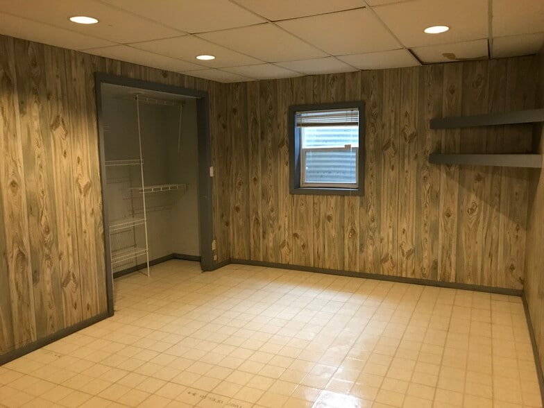 Basement family/3rd bedroom - 420 Tanglewood Ct