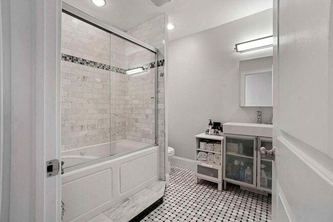 Building Photo - 208-210-210 W Seventh St