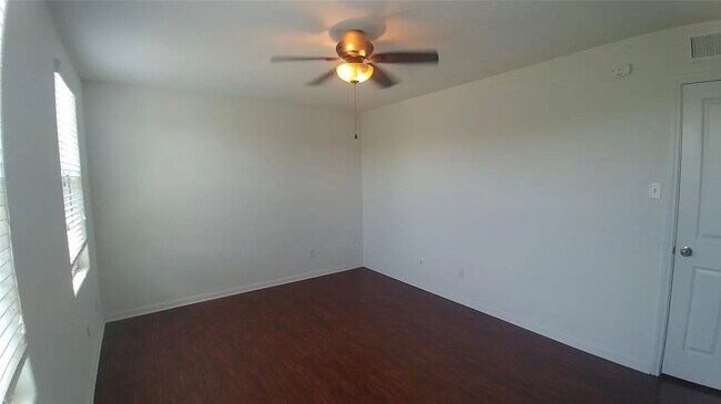 Building Photo - "Charming 1-Bedroom Condo Retreat in San Marcos – Perfect Comfort in 500 Sq Ft!"