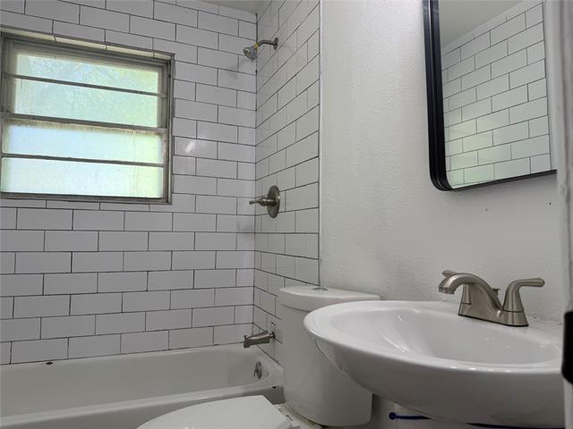 Building Photo - 2800 W Fuller Ave