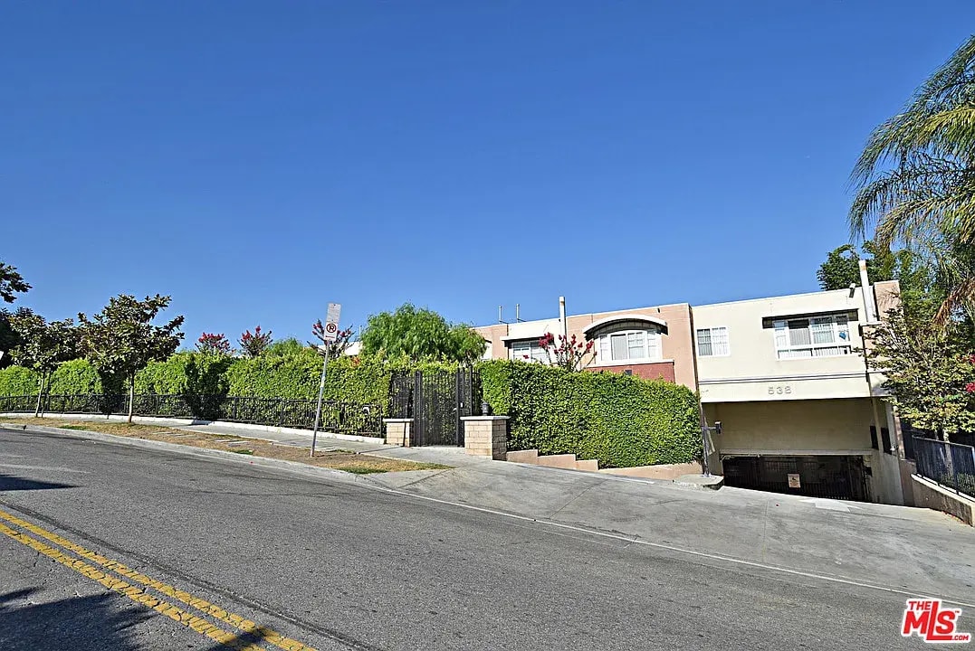 Building Photo - 532 N Mariposa Ave
